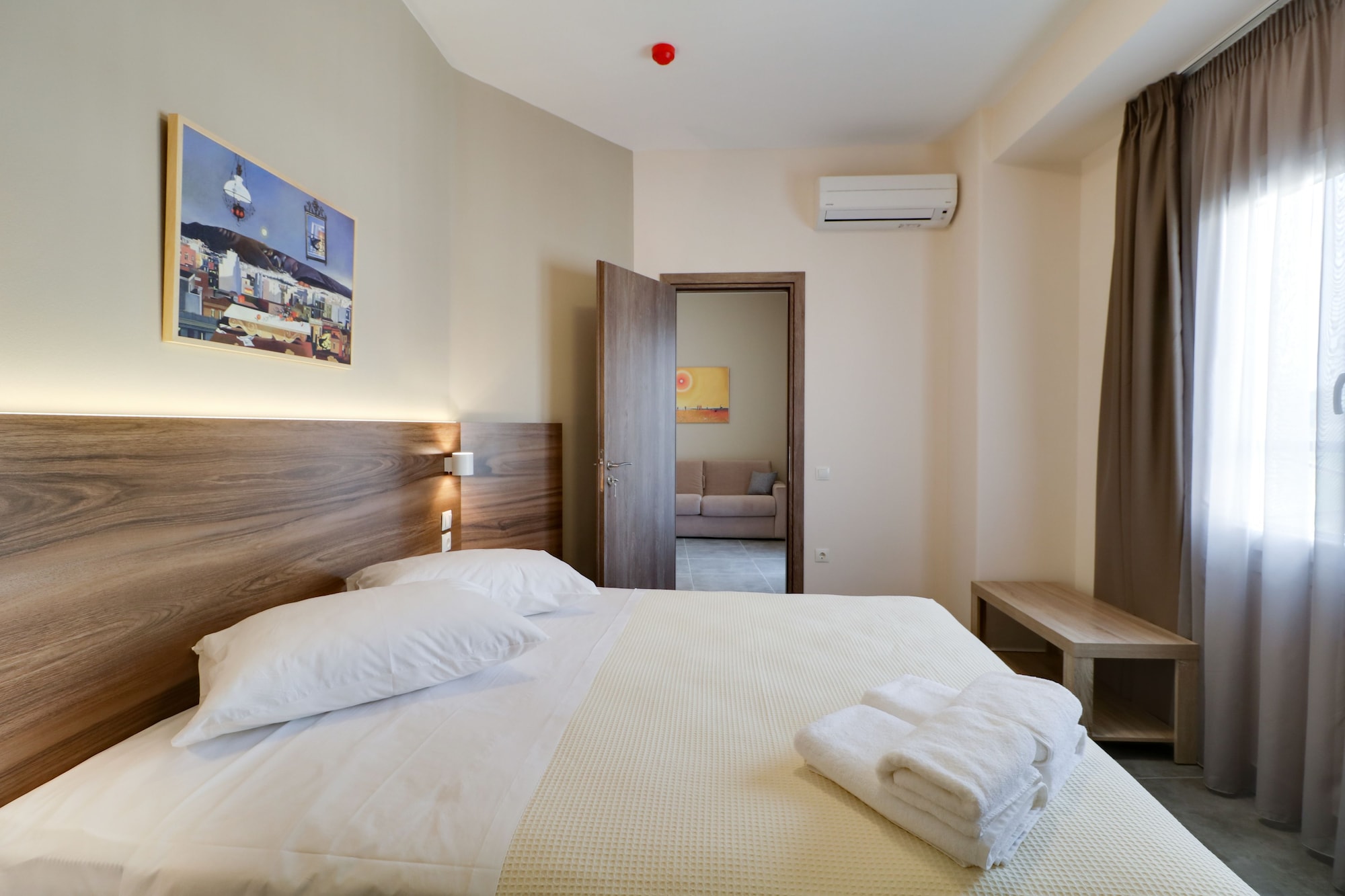 SUPERIOR, SUITE, QUEEN BED, SOFA
