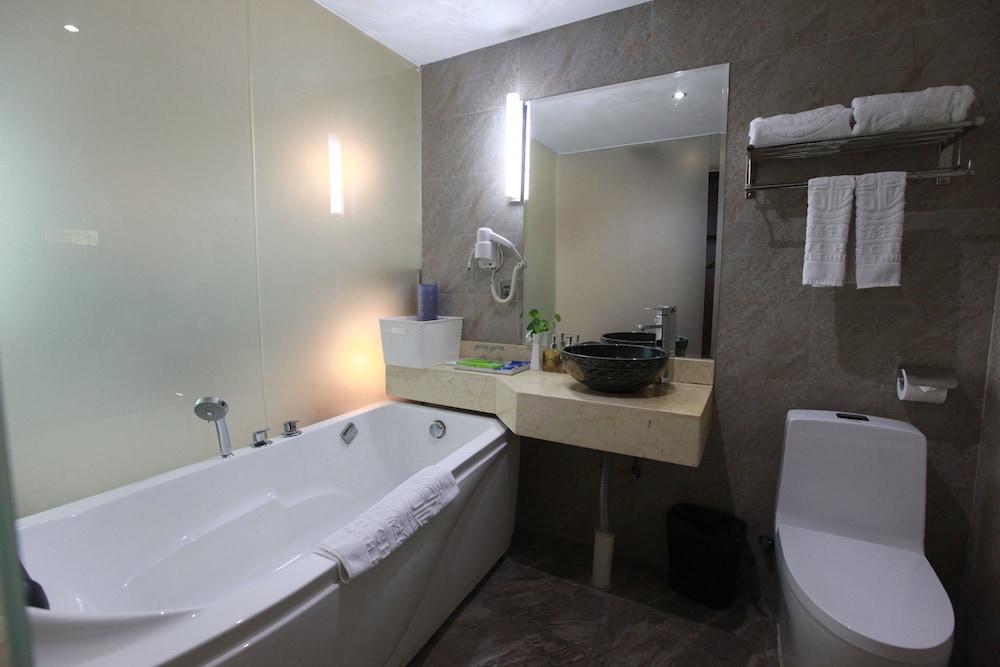 Jun Chen Health Hotel 30/34