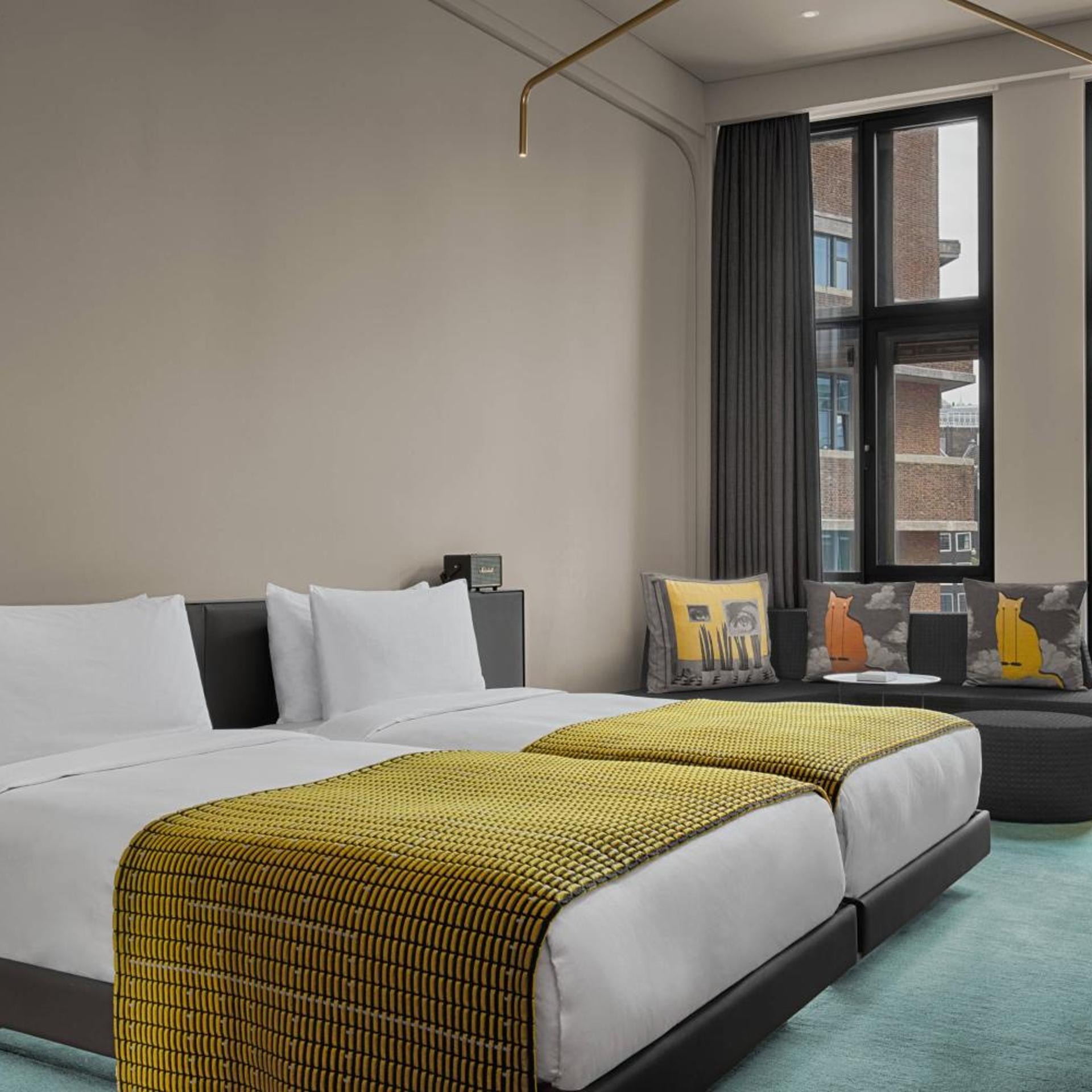 Bank, Guest Room, Superior, Twin Beds, City View