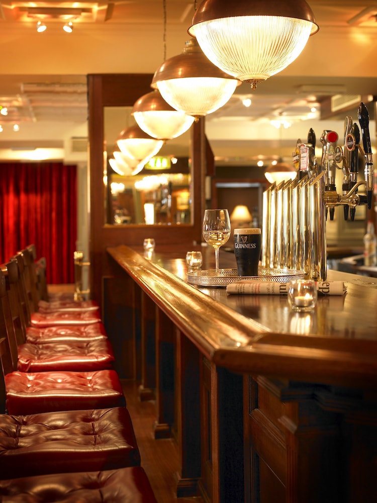 Castlecourt Hotel 48/54