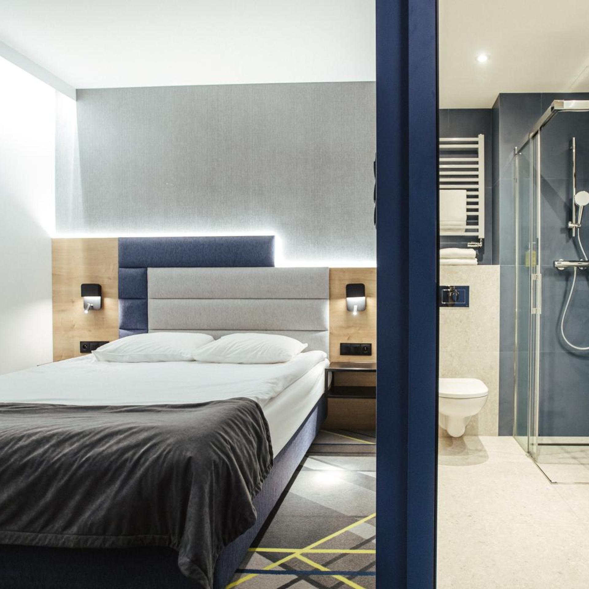 SUPERIOR, DOUBLE BED, AIRPORT VIEW