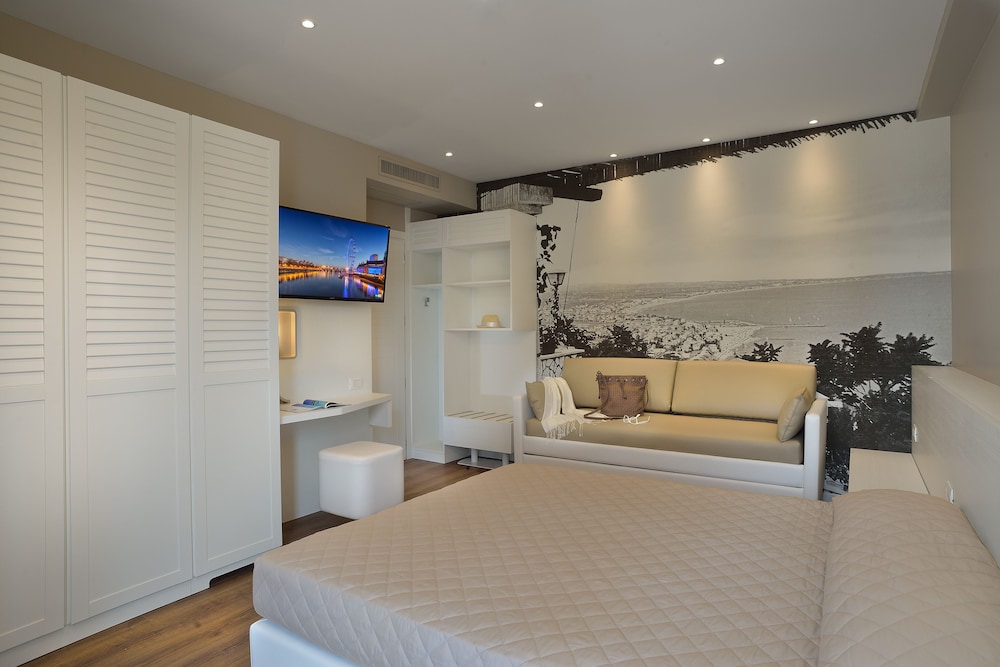 SUPERIOR, QUADRUPLE, BALCONY, ACCESSIBLE