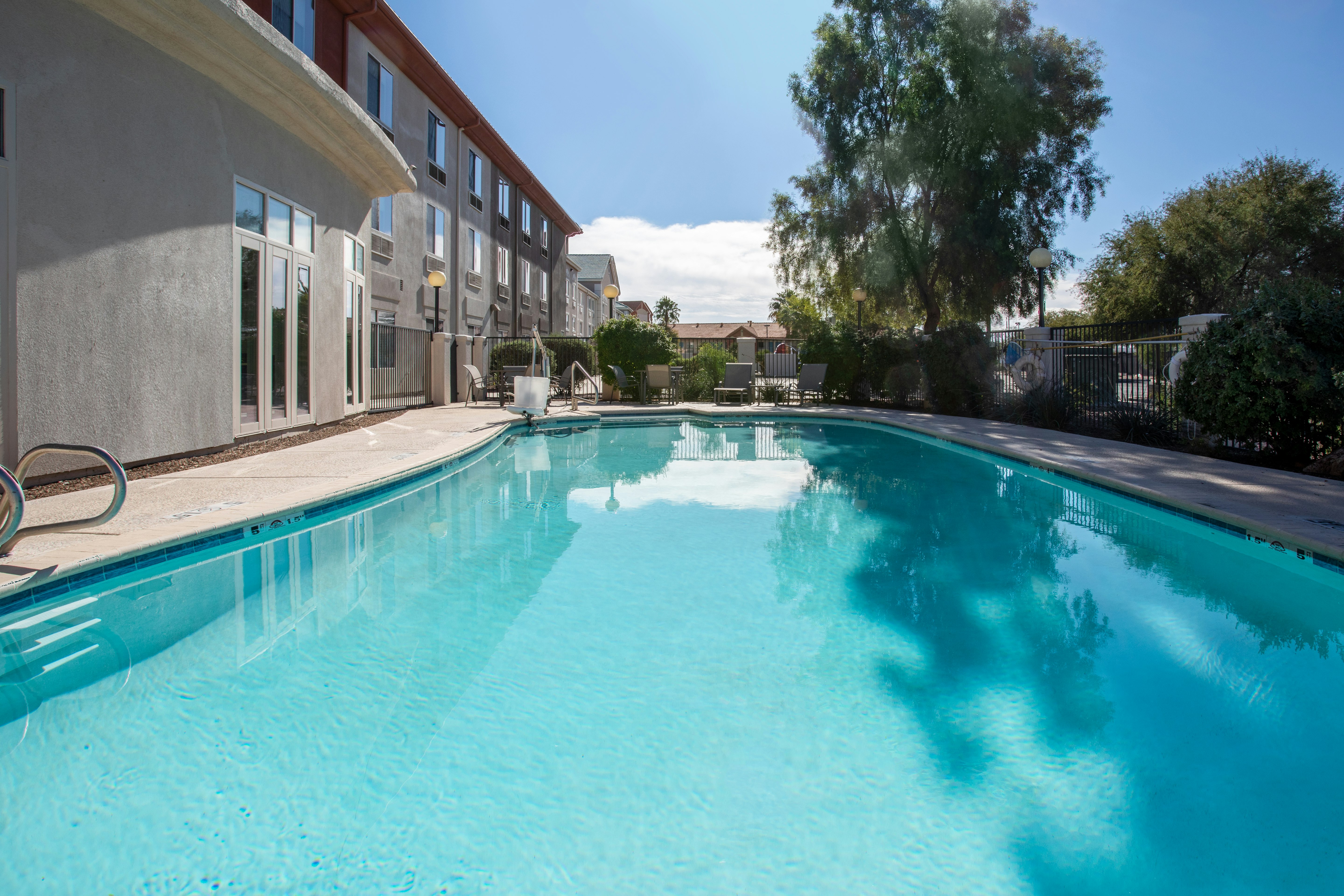 Holiday Inn Express Hotel Suites Tucson 38/62