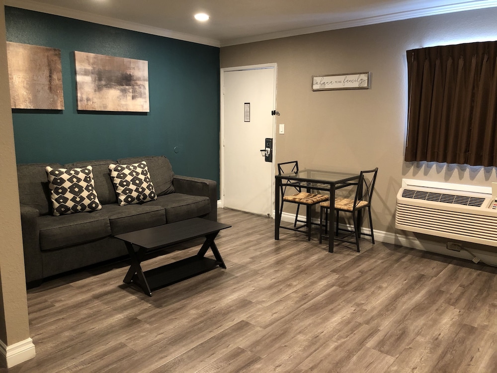 Anaheim Executive Inn Suites 44/66