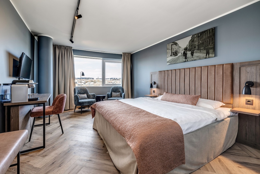 DELUXE, DOUBLE BED