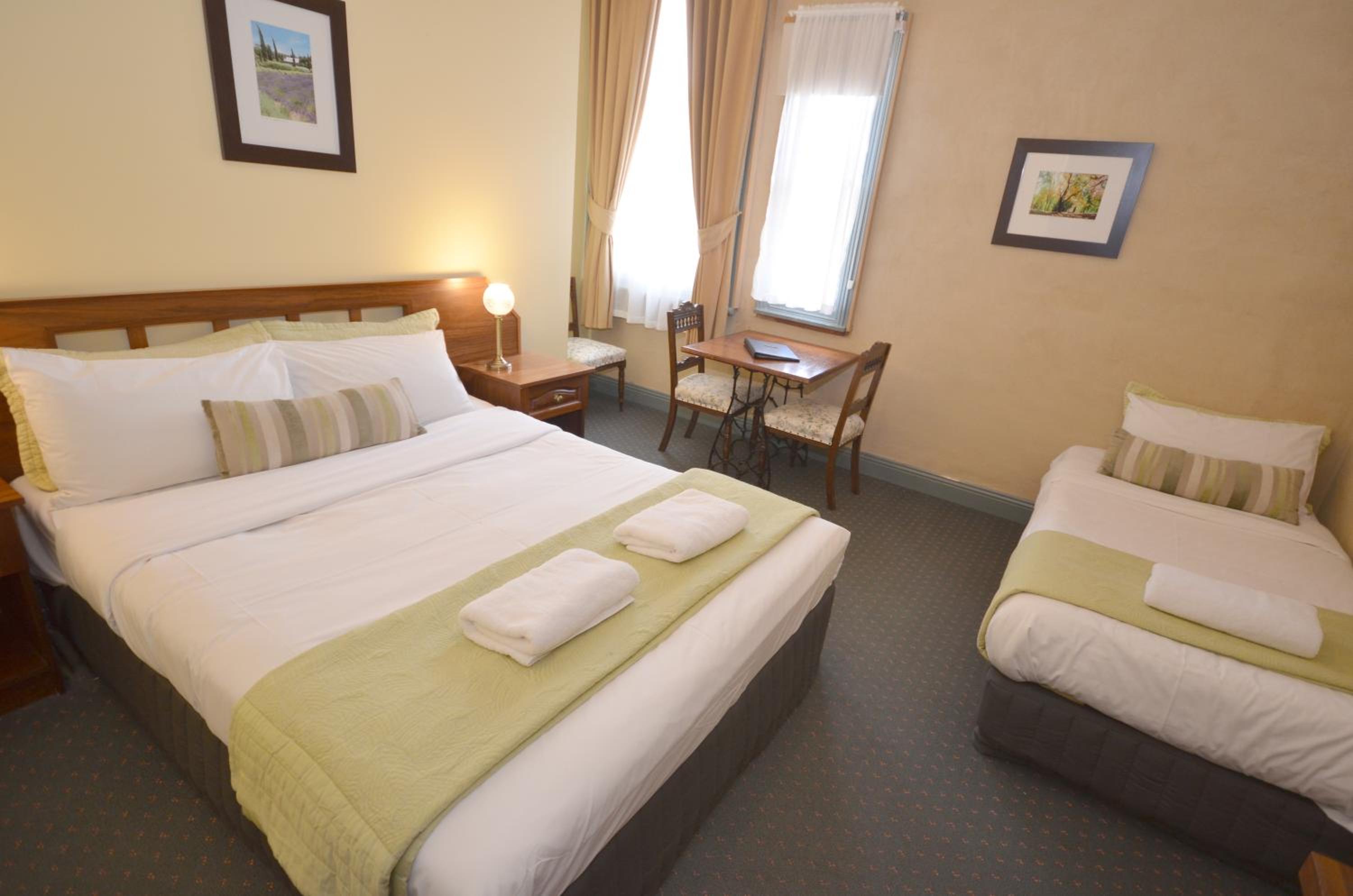 Heritage, Twin Beds, Queen Bed
