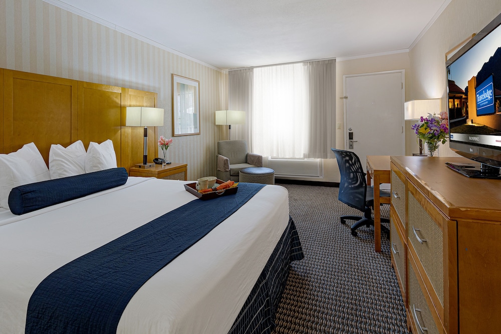 Deluxe, King Bed, Pool Side