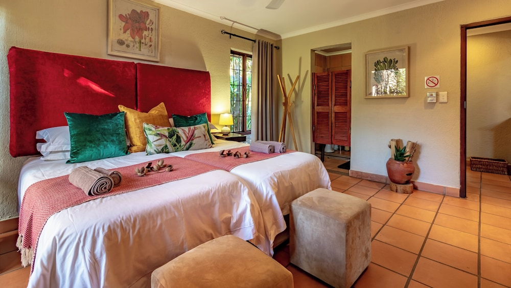Lodge, 6 Beds, 3 King Beds