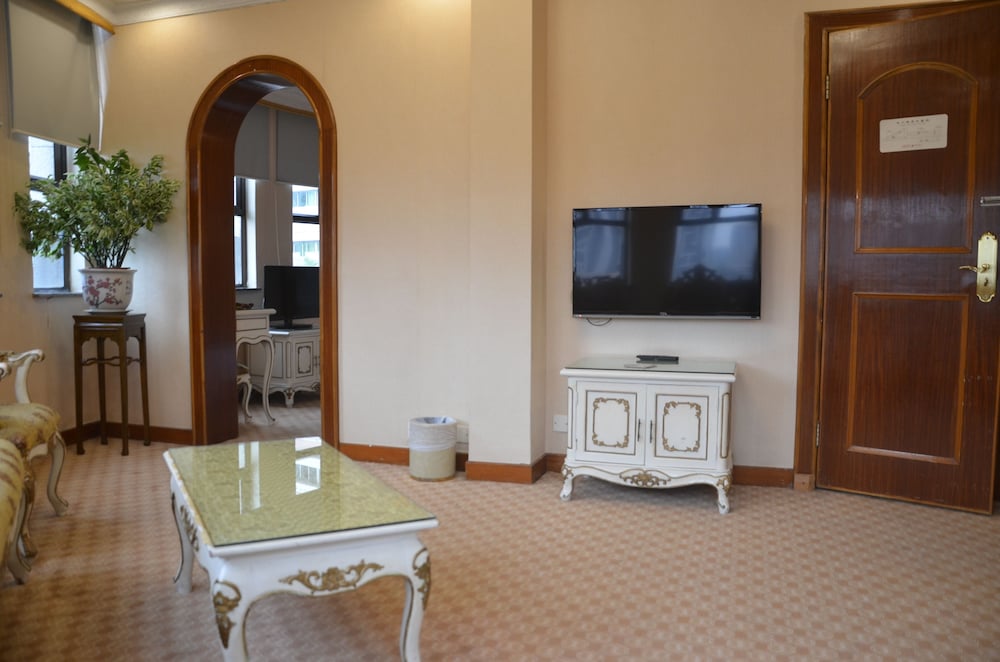 Aiqun Hotel 48/70