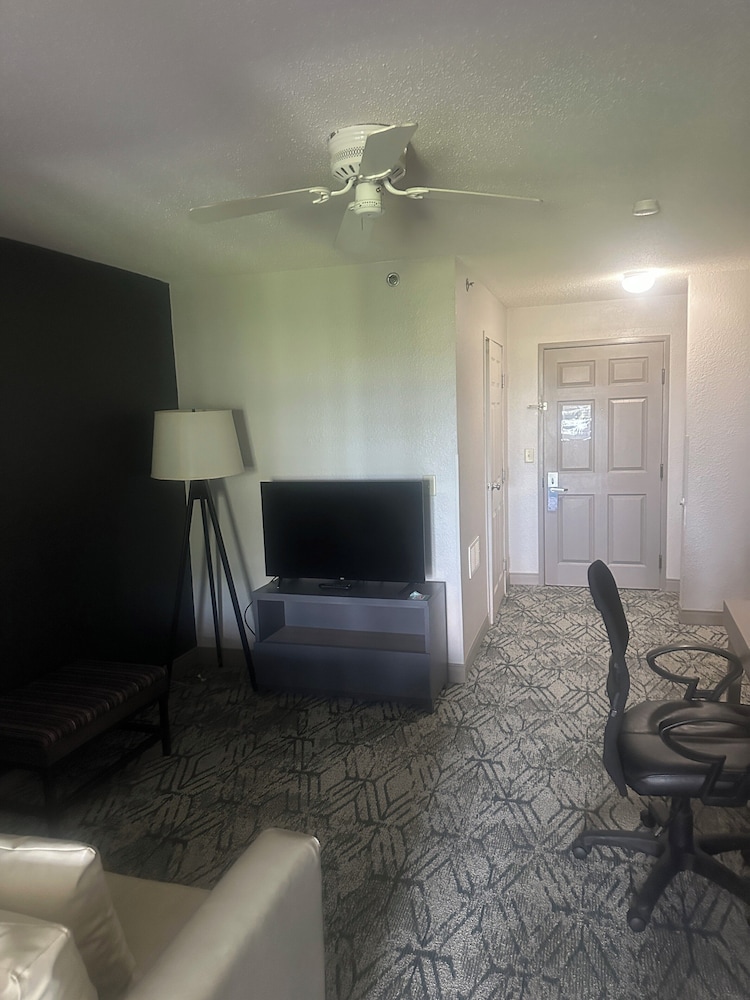 Country Inn & Suites by Radisson, Bloomington-Normal West, IL 47/56