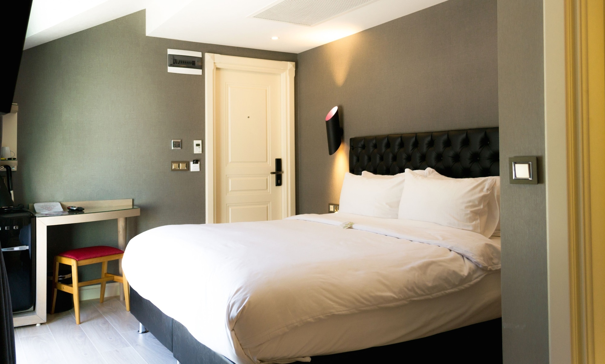 DELUXE, KING BED, PARTIAL SEA VIEW, TERRACE