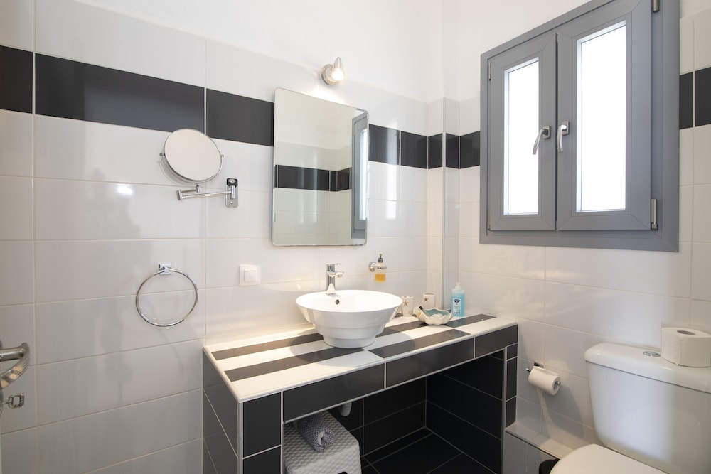 Thira S Dolphin Hotel 69/72