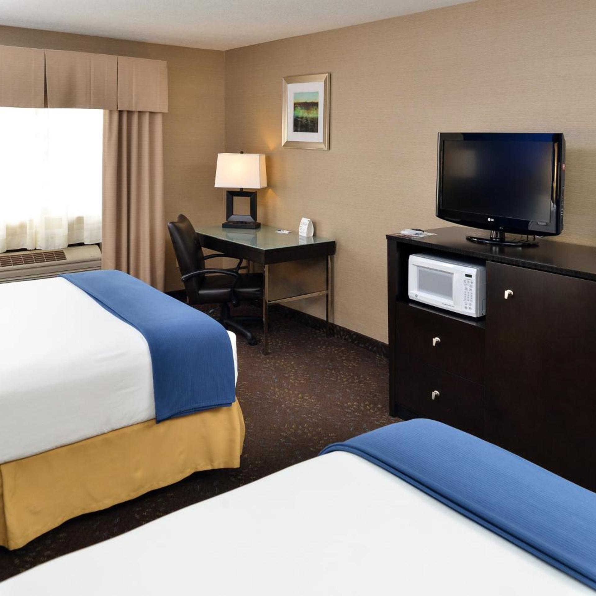 غرفة قياسية بسريرين كوين بحوض استحمام لذوي الإعاقة، Holiday Inn Express Hotel Suites Charlotte 5/6
