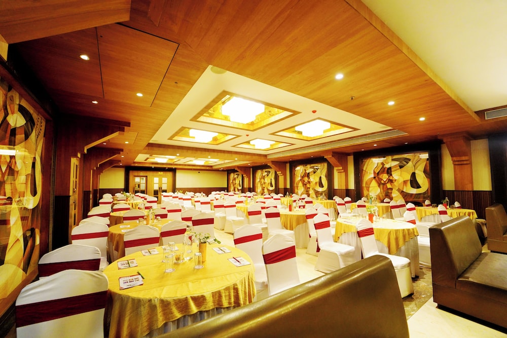 HOTEL EXCELLENCY 36/50