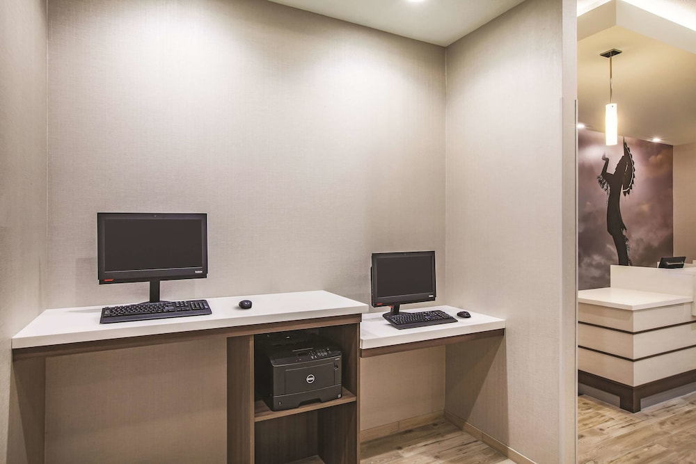 La Quinta Inn And Suites By Wyndham Wichita Northeast 36/37