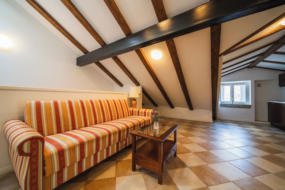 SUNce Palace Apartments 38/48