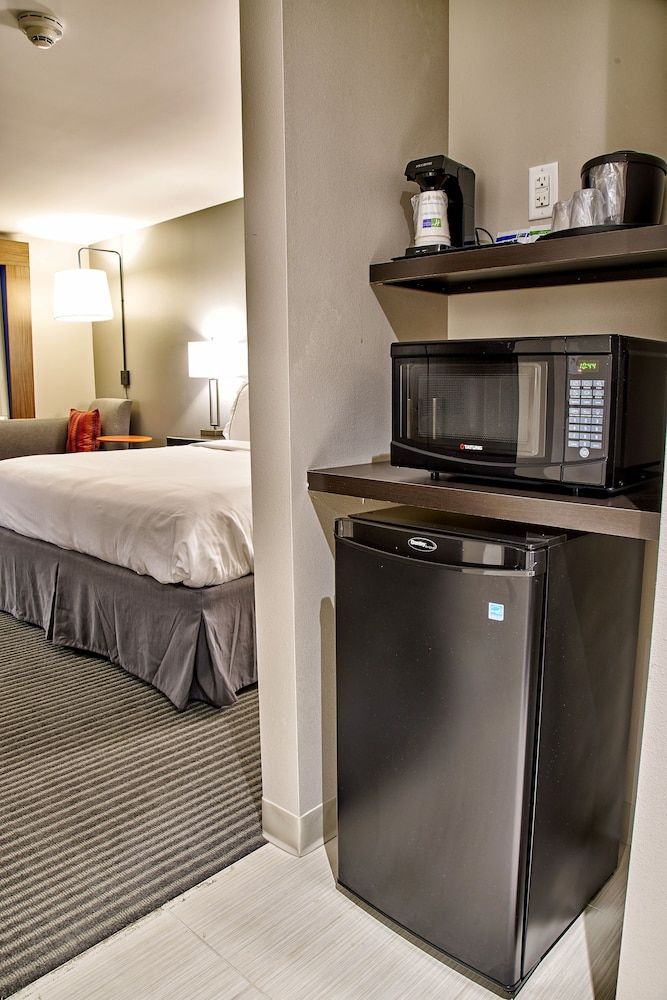 HOLIDAY INN EXPRESS AND SUITES TULSA NE - CLAREMORE 12/25