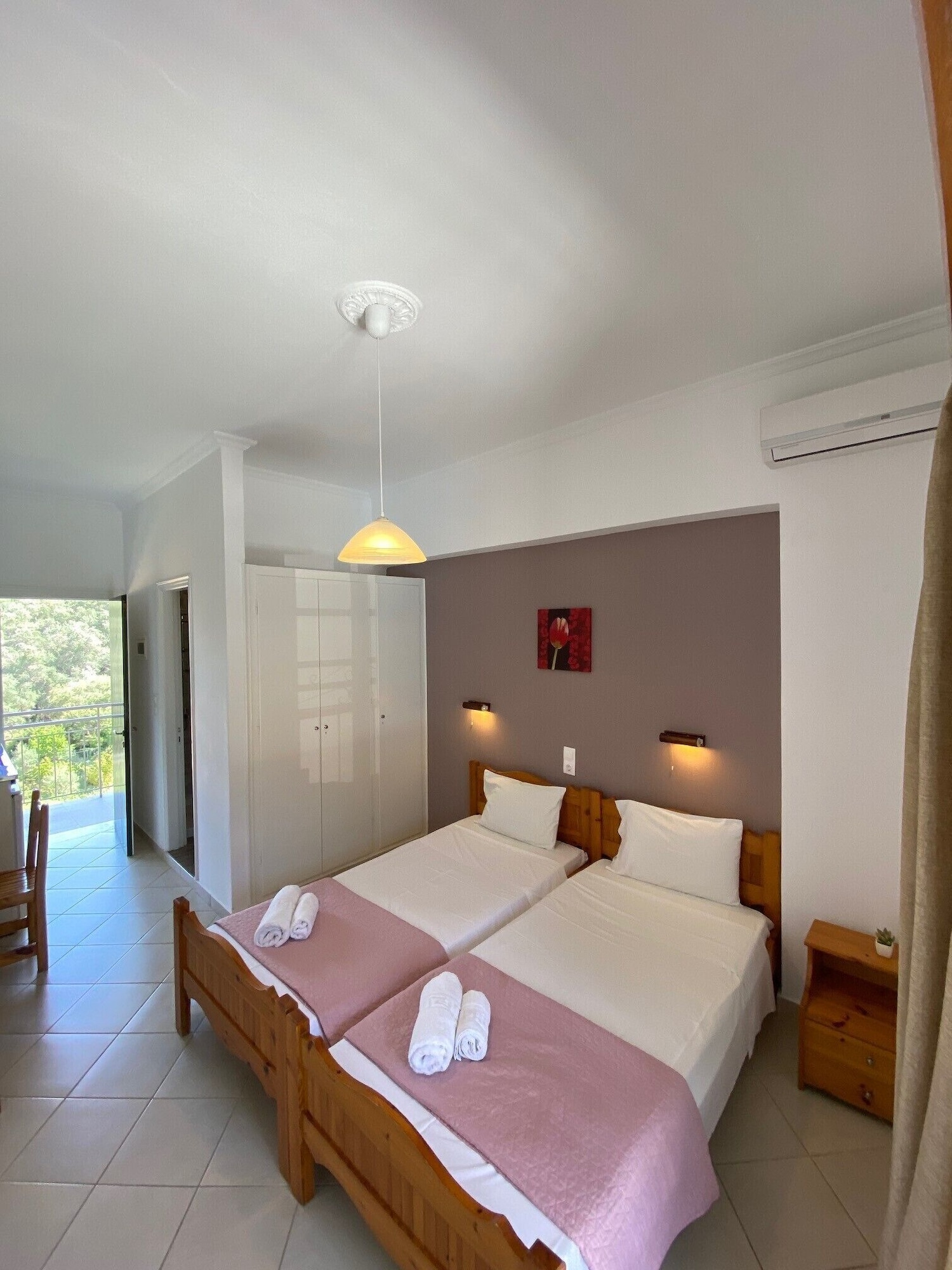 Studio, Twin Beds