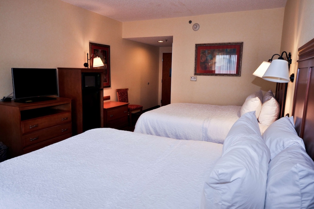 Hampton Inn Suites Louisville 8/46