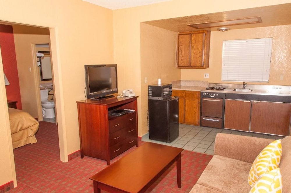 Pacific Inn And Suites 35/50