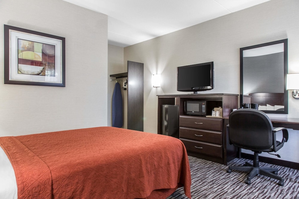 Quality Inn and Suites Danbury Near University 43/44