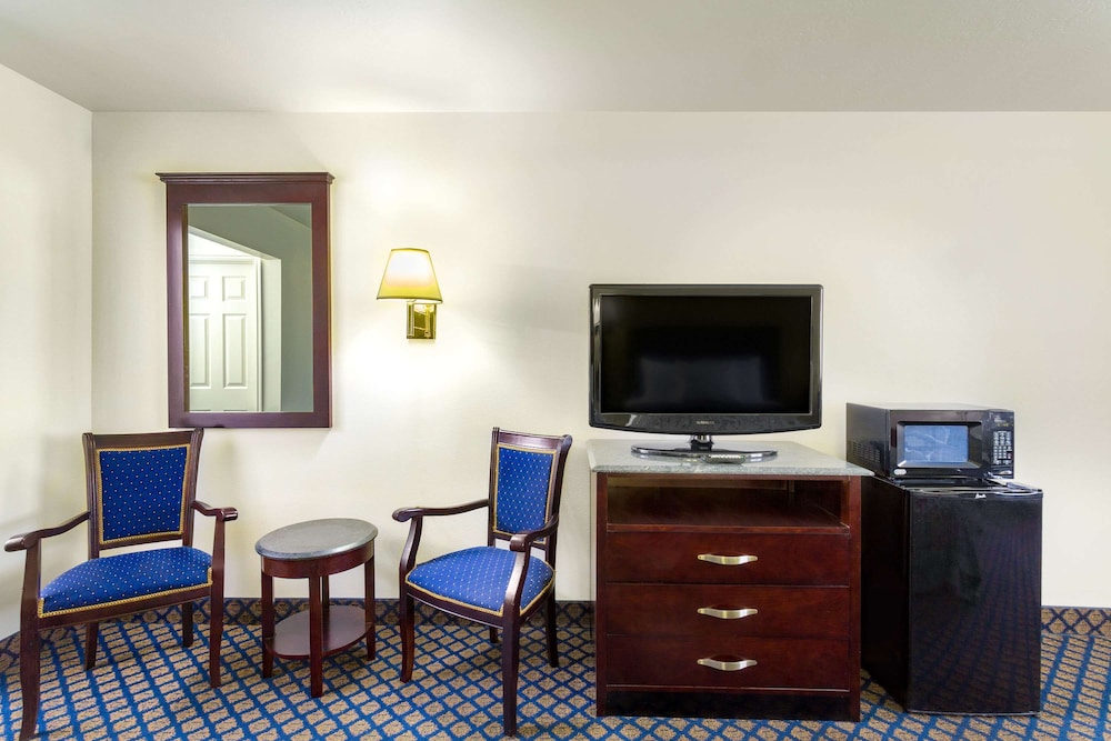 Days Inn by Wyndham Delta 13/18
