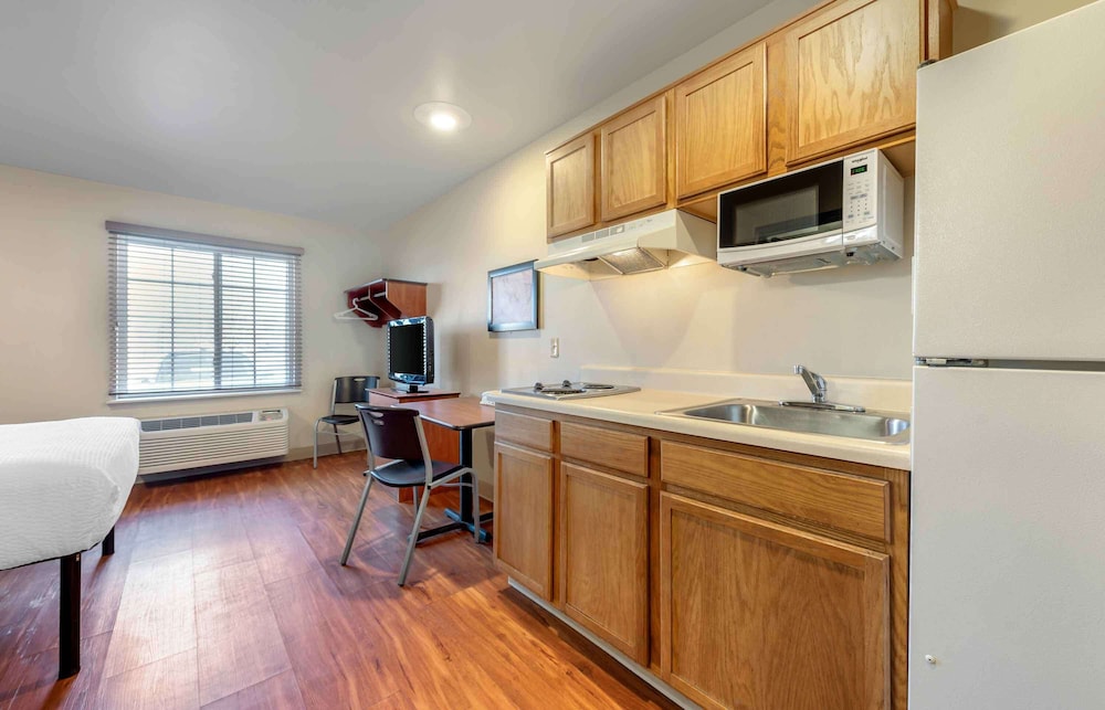 Extended Stay America Select Suites - Colorado Springs - Airport 24/38