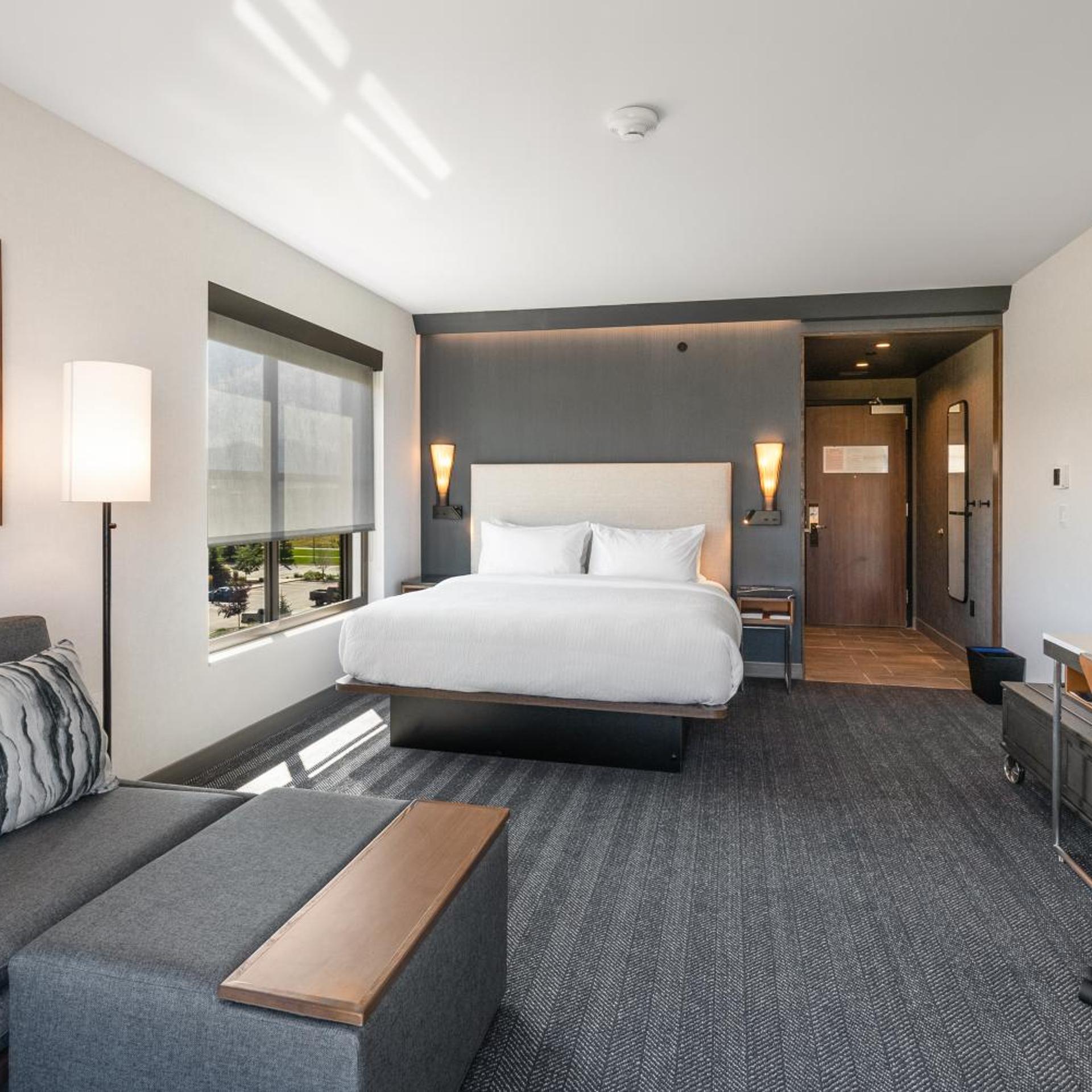 غرفة قياسية بسرير كينج مع أريكة بحوض استحمام لذوي الإعاقة، Courtyard by Marriott Bozeman 3/8