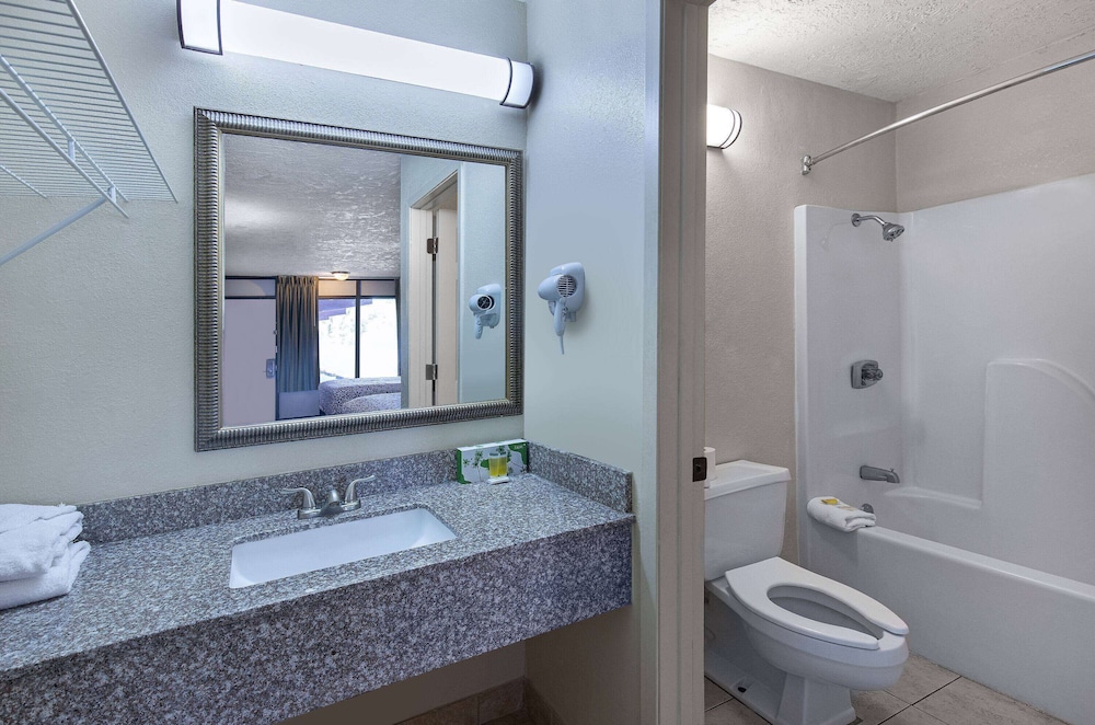 Americana Inn a Travelodge by Wyndham 46/50