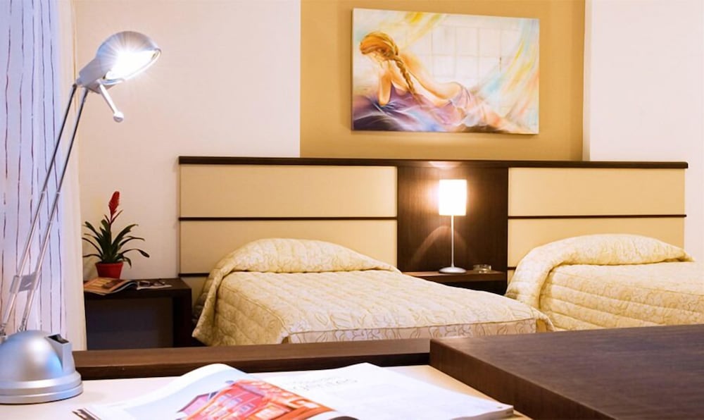 Mondrian Suite Hotel 26/82