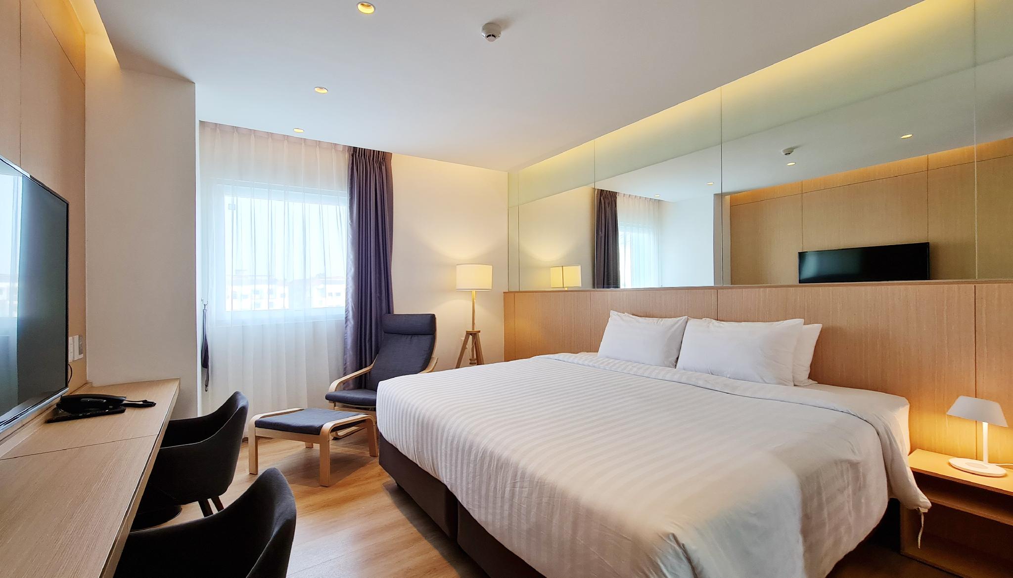 SUPERIOR, SUITE, KING BED