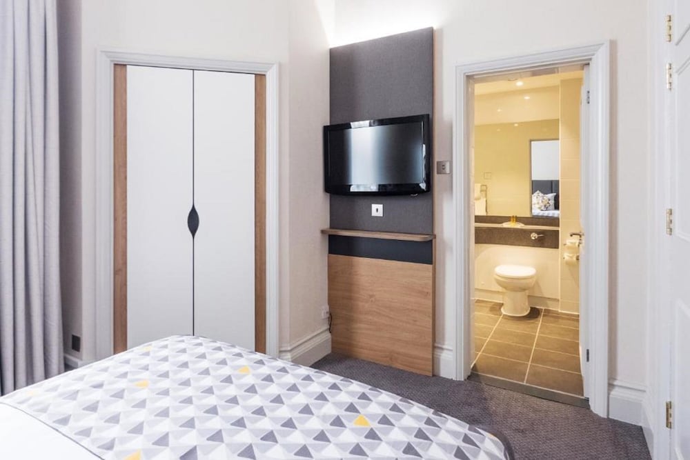 Holiday Inn Farnborough by IHG 10/74