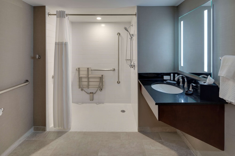 Embassy Suites by Hilton Detroit Troy Auburn Hills 15/77