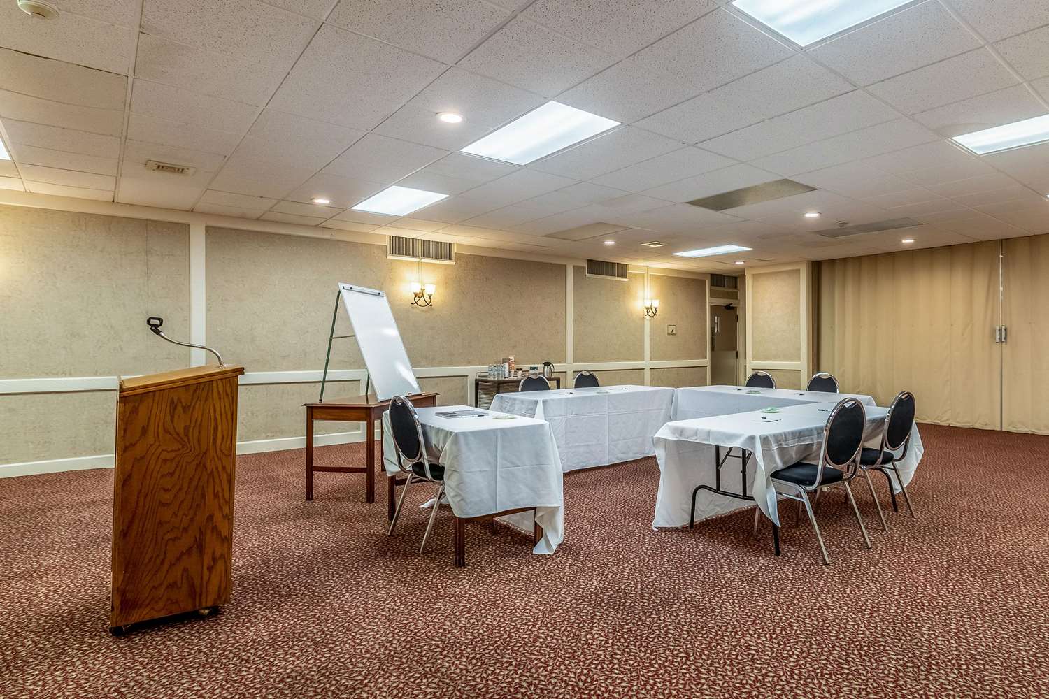 Econo Lodge Albert Lea 13/17