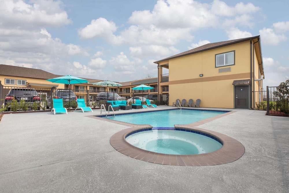 Days Inn & Suites By Wyndham La Porte 2/17