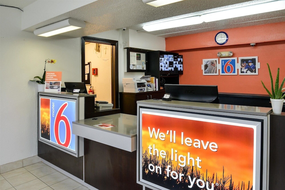 Lobby at Motel6 Toledo, OH, TOLEDO - OH