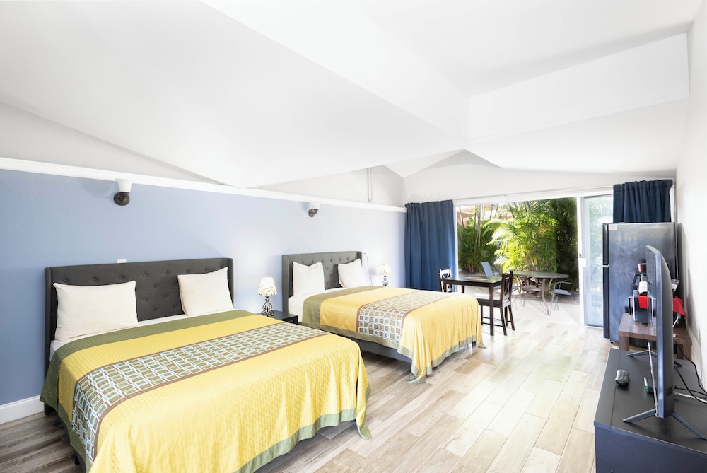 Warm Mineral Springs Motel 6/45