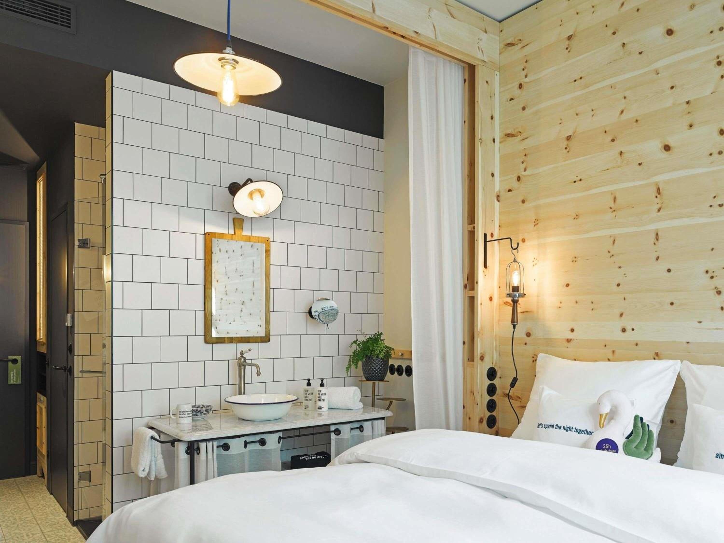 Medium, Queen Bed