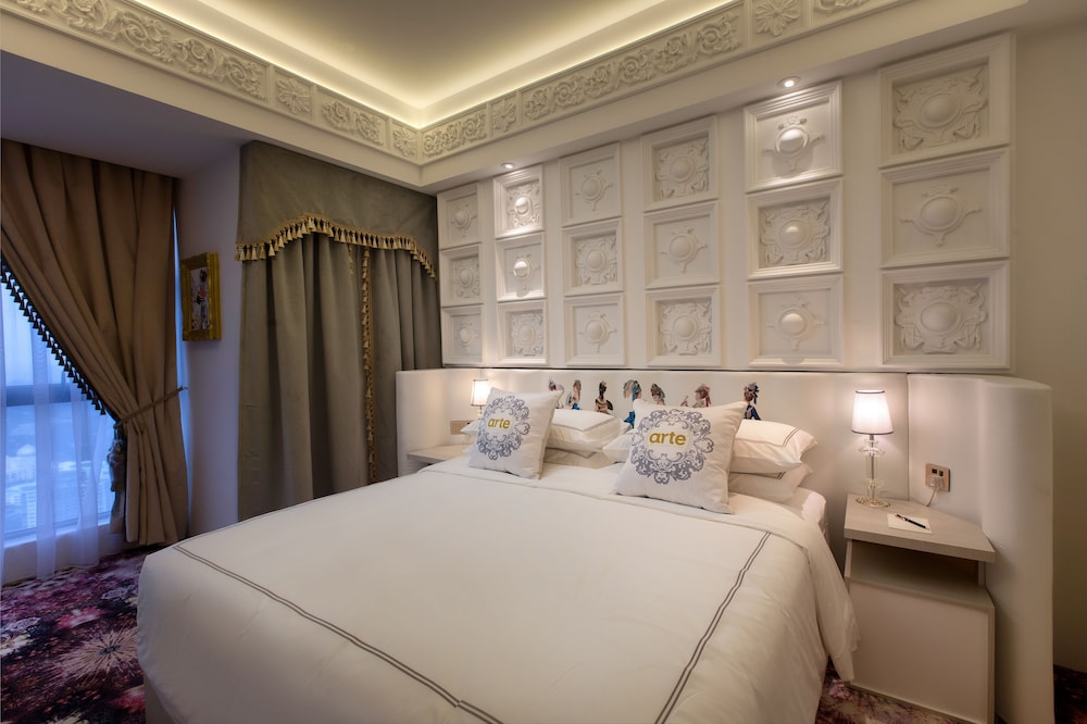 LOUIS IV, 2 KING BEDS