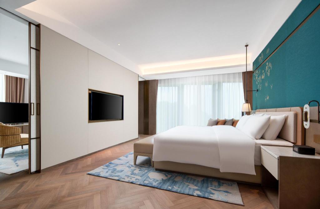 EXCLUSIVE, SUITE, KING BED, LOUNGE ACCESS