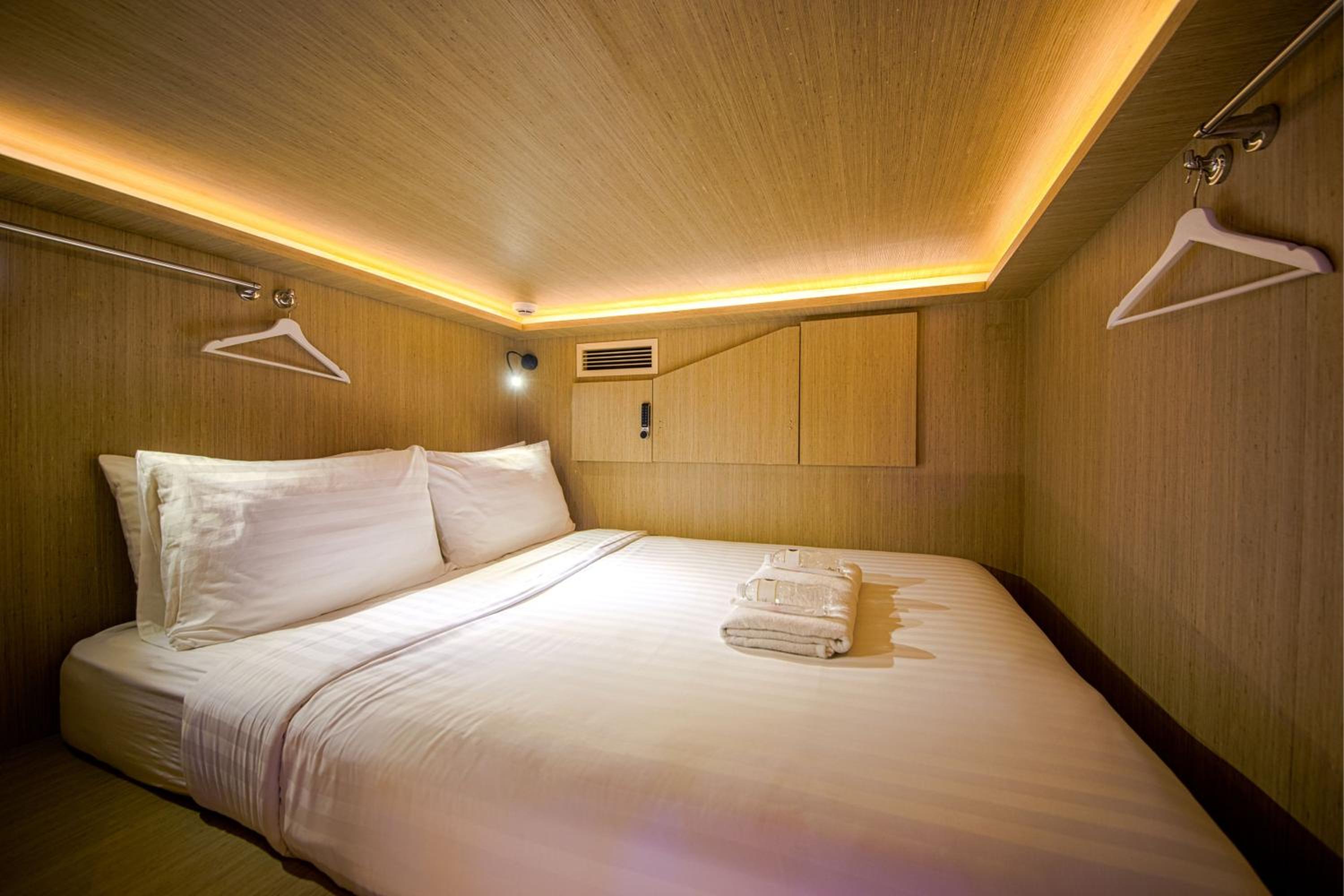 Capsule, Mixed Dorm, Queen Bed