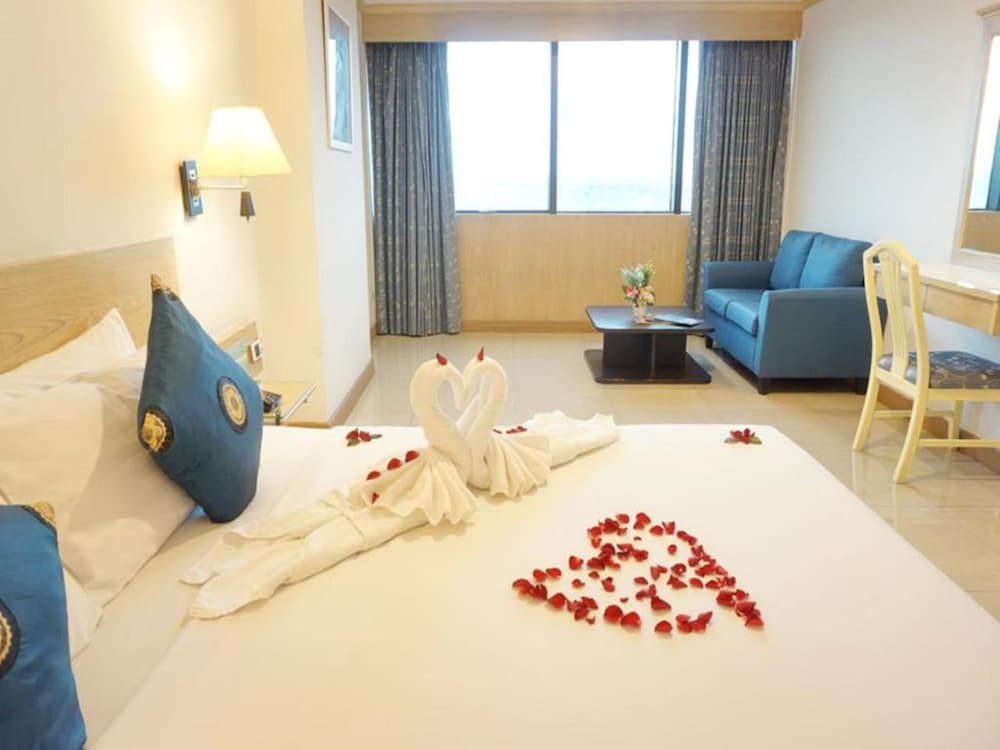 Bay Hotel Srinakarin 19/55