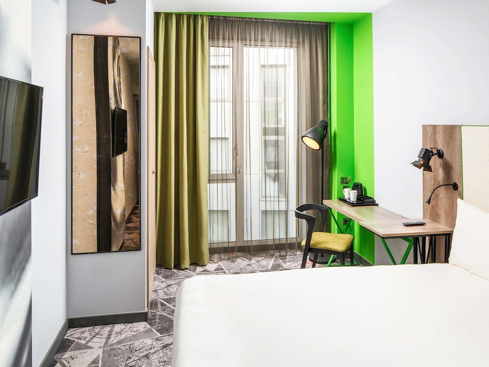 IBIS STYLES LONDON EALING 28/76