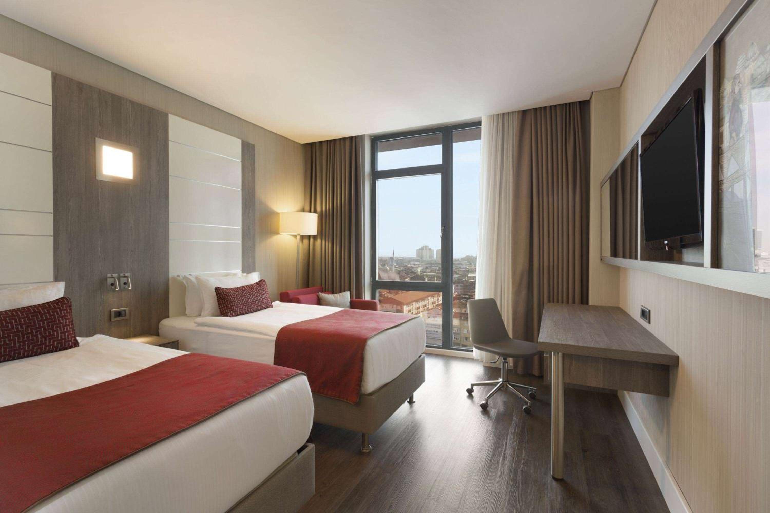 غرفة بسريرين منفصلين للمدخنين، Ramada Encore By Wyndham Bayrampasa 4/10