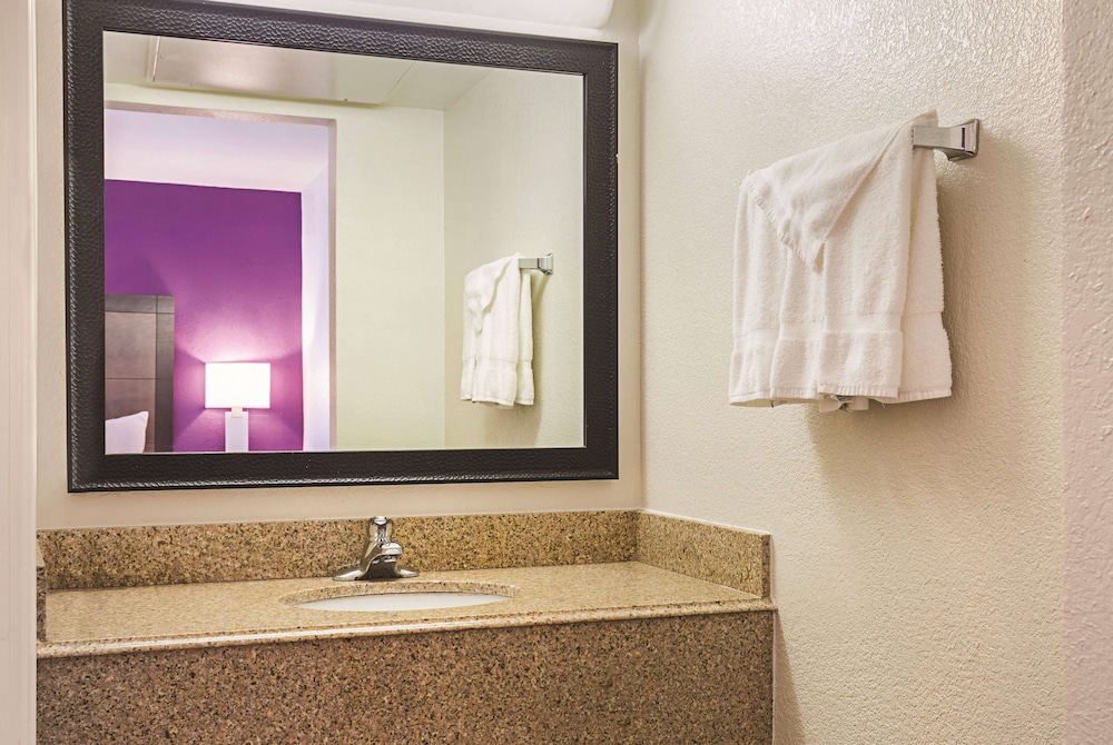 Wingate by Wyndham Galveston Beachfront at Seawall 31/32