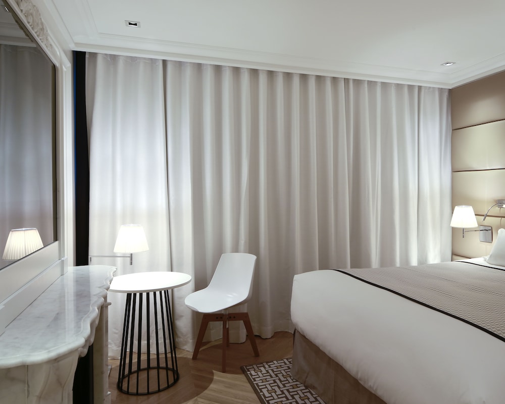 Hotel R de Paris 32/64
