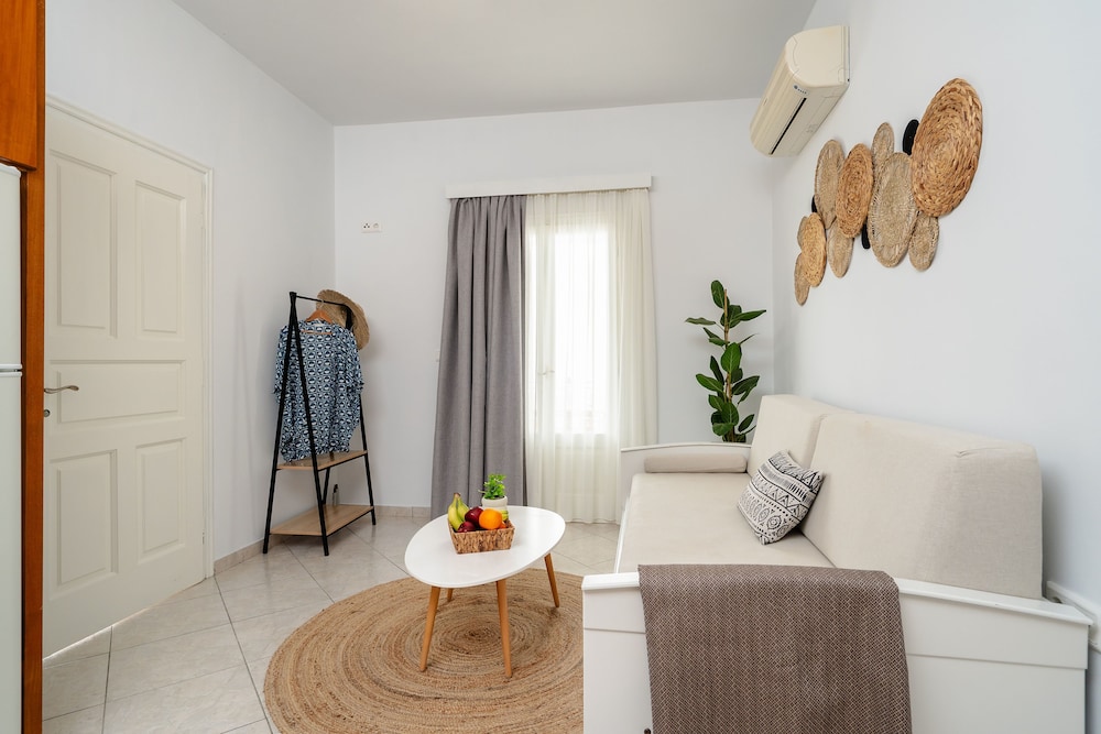 Erato Inn 34/50