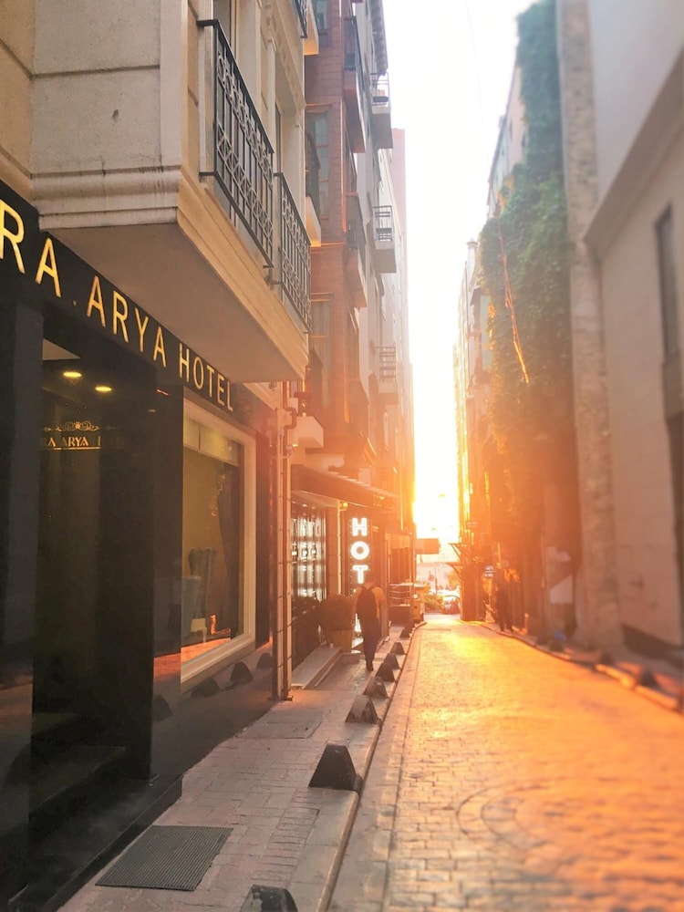Pera Arya Hotel 66/71