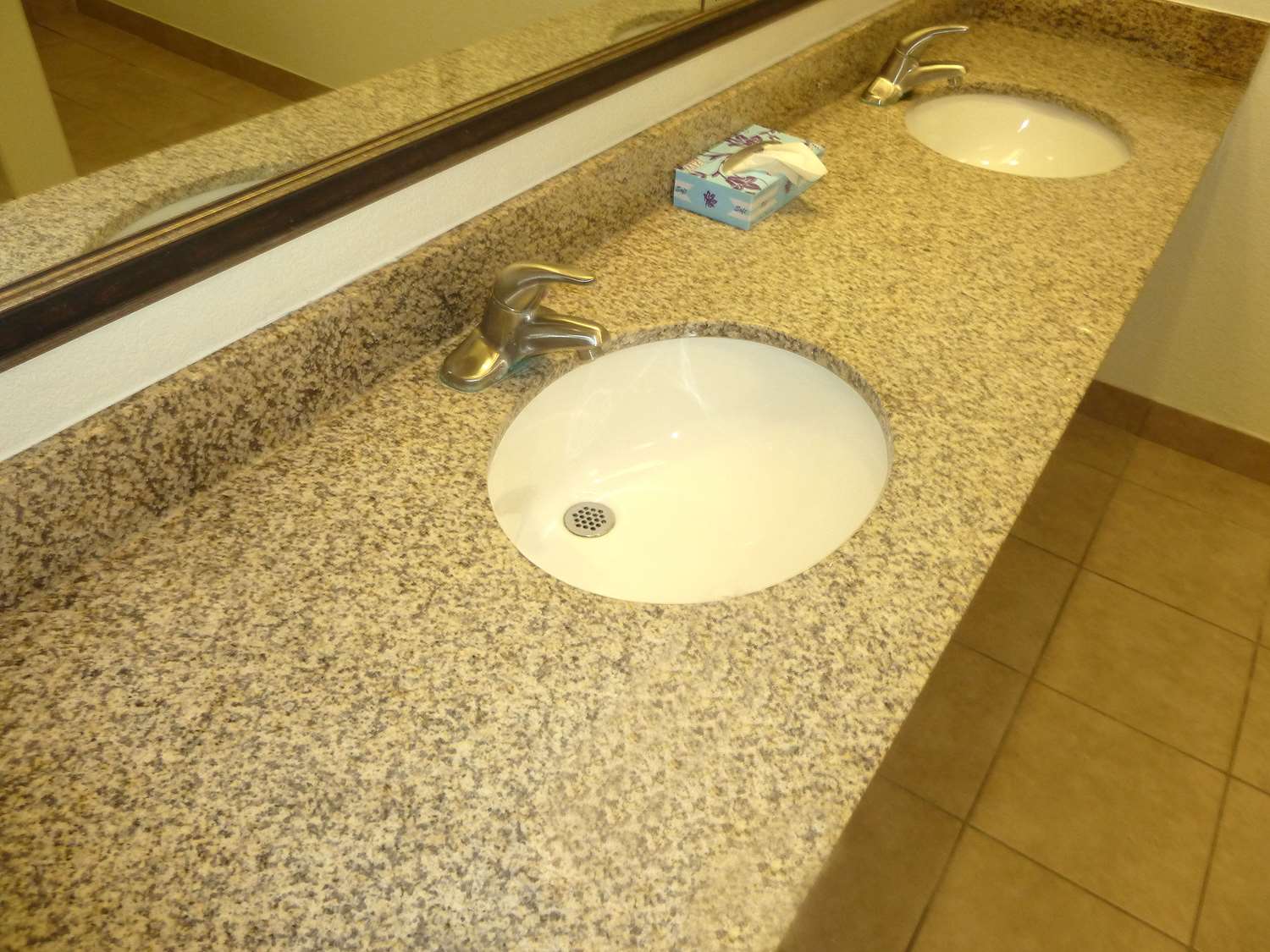 Americas Best Value Inn Suites Gun Barrel City 56/57