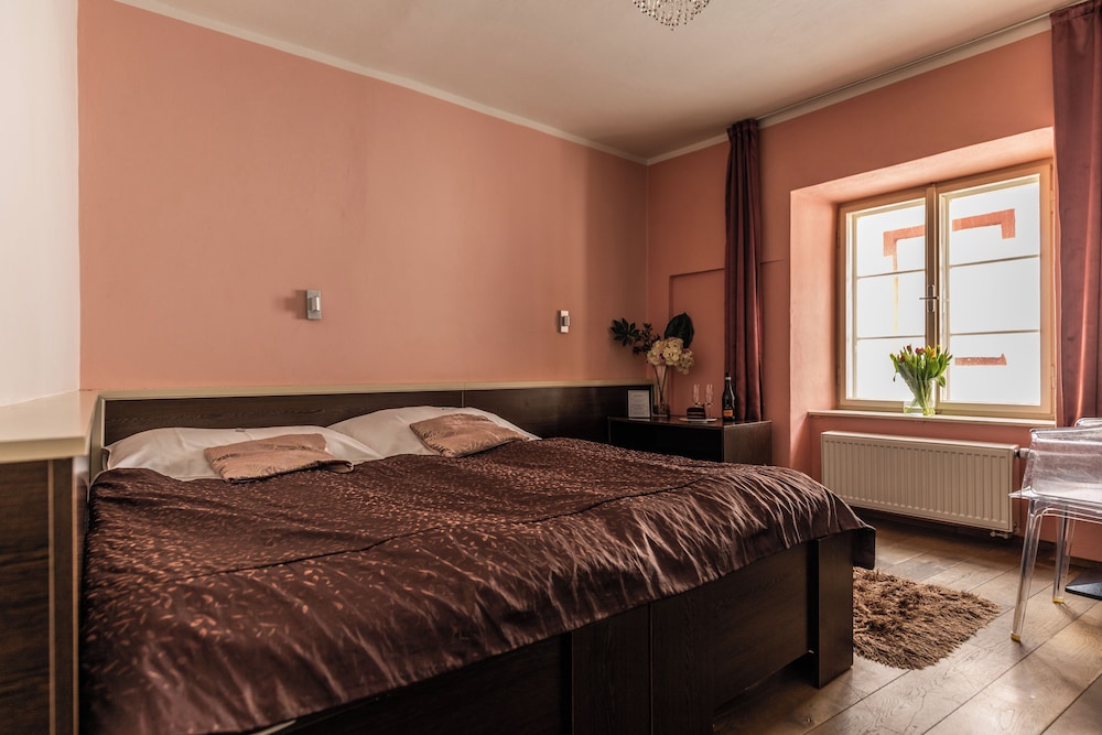 HOTEL PEREGRIN 19/72